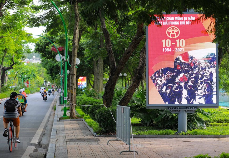 河内市张灯结彩庆祝首都解放 67周年（组图）